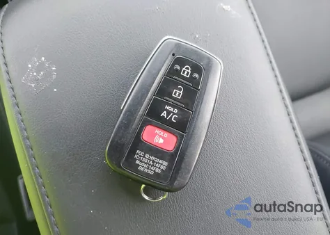 2017 Toyota Prius Prime z USA, uszkodzony, nr VIN JTDKARFP8H3018304